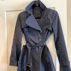 Everyone’s favorite trench coat - theory size P